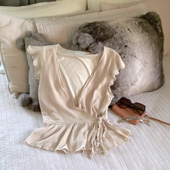 Gilli Tops - 🌟 Gilli wrap boho cream gauze ruffle peplum top med